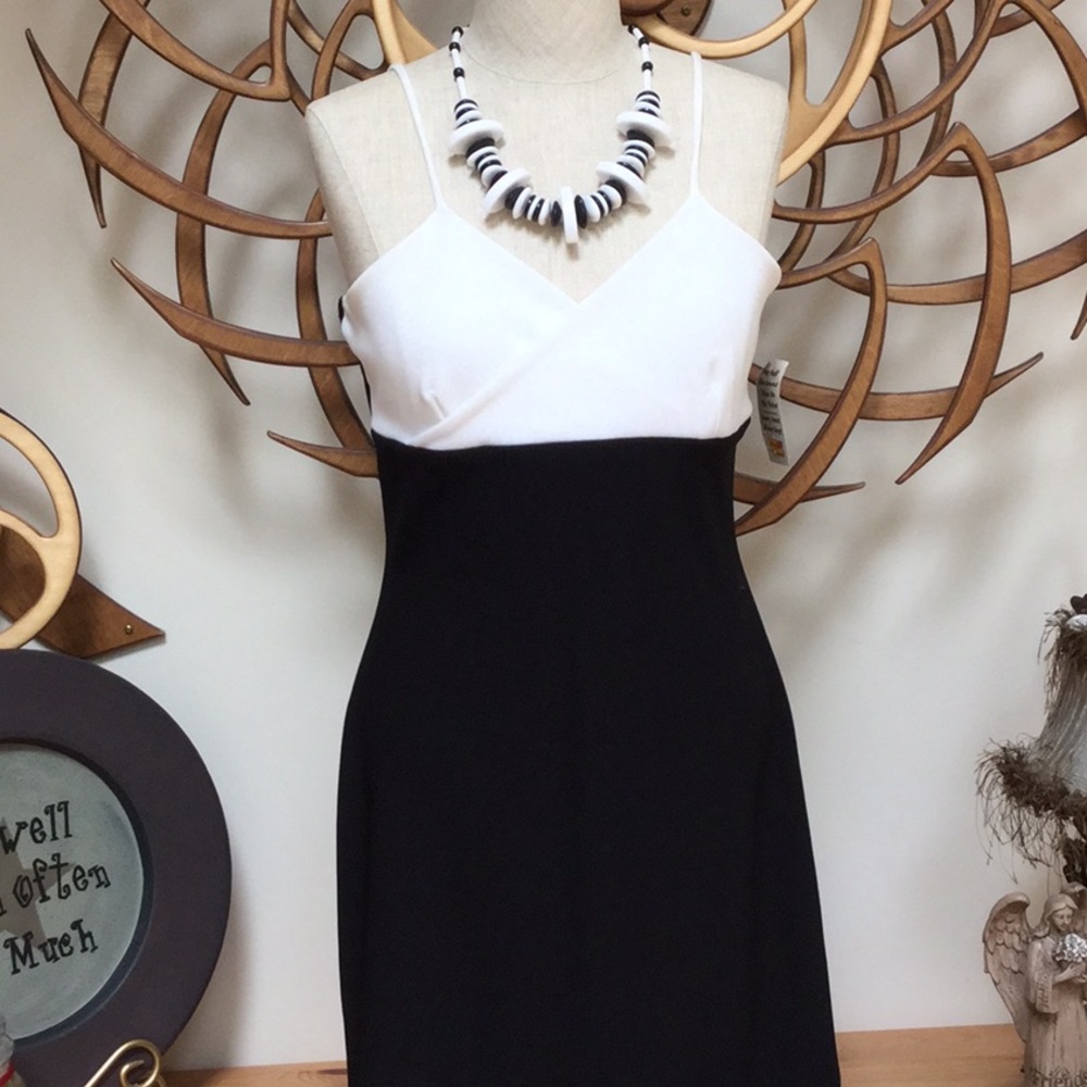 HOST PICK 🎉💕🎉PRICE LOWERED…NWT lovely Pre’ Black/White Party Dress SZ L